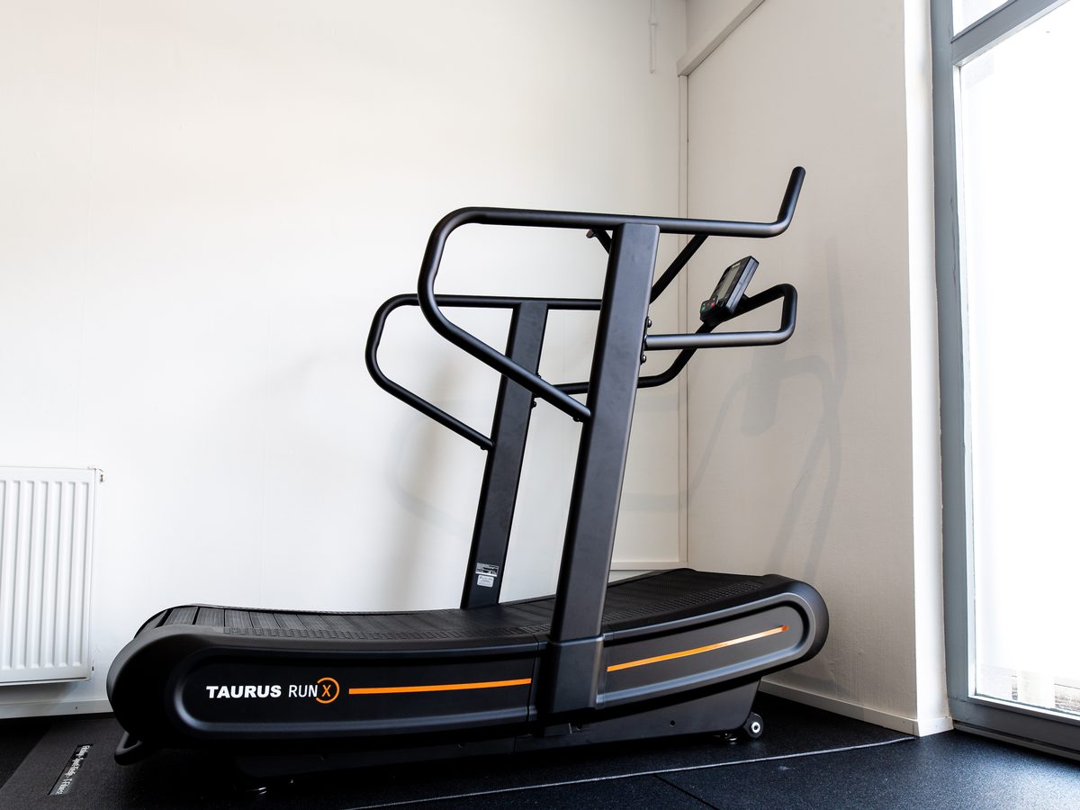 Curved Treadmill am Fenster